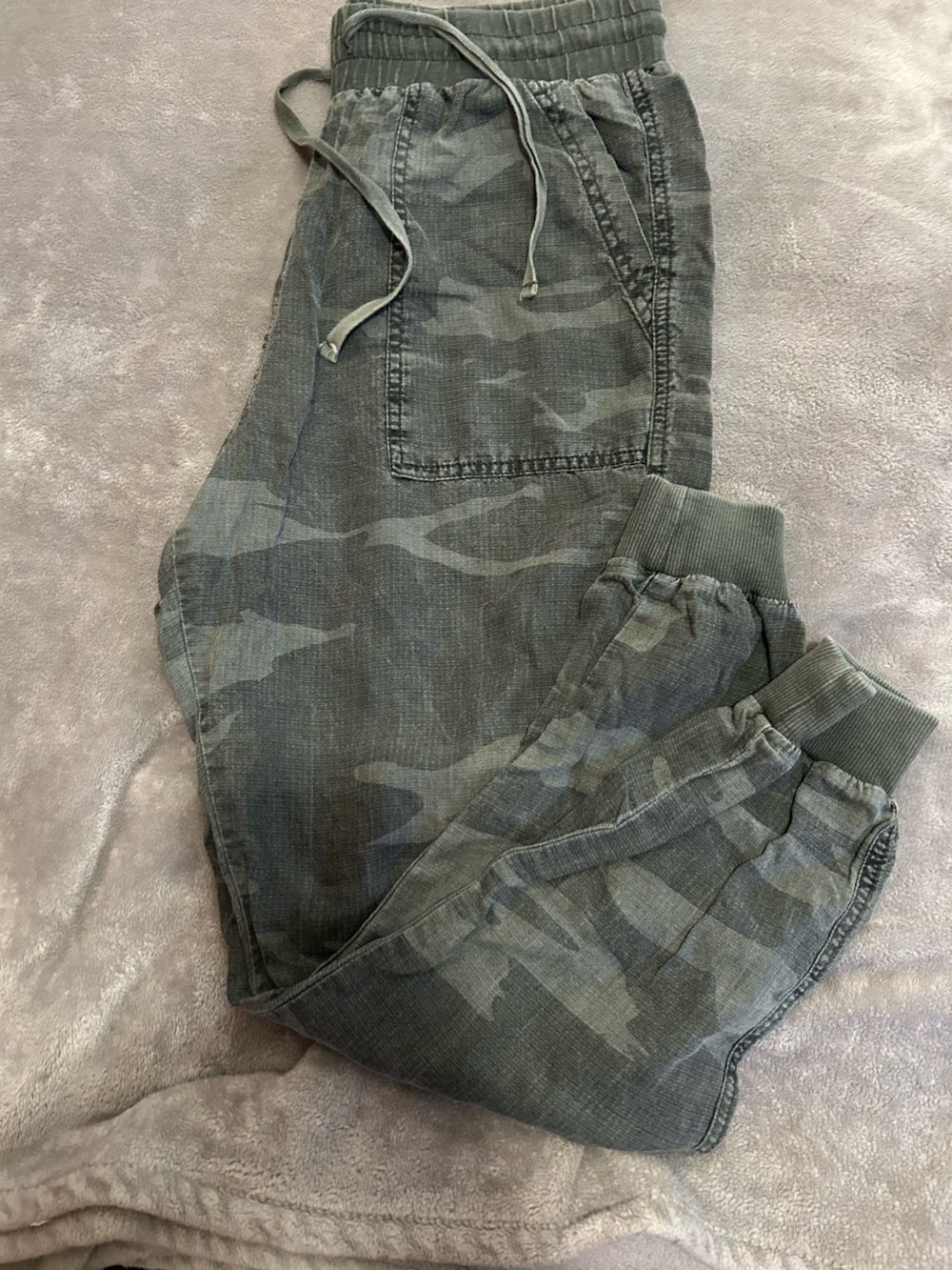 Splendid women’s  Camouflage Relaxed Jogger Jeans in Olive